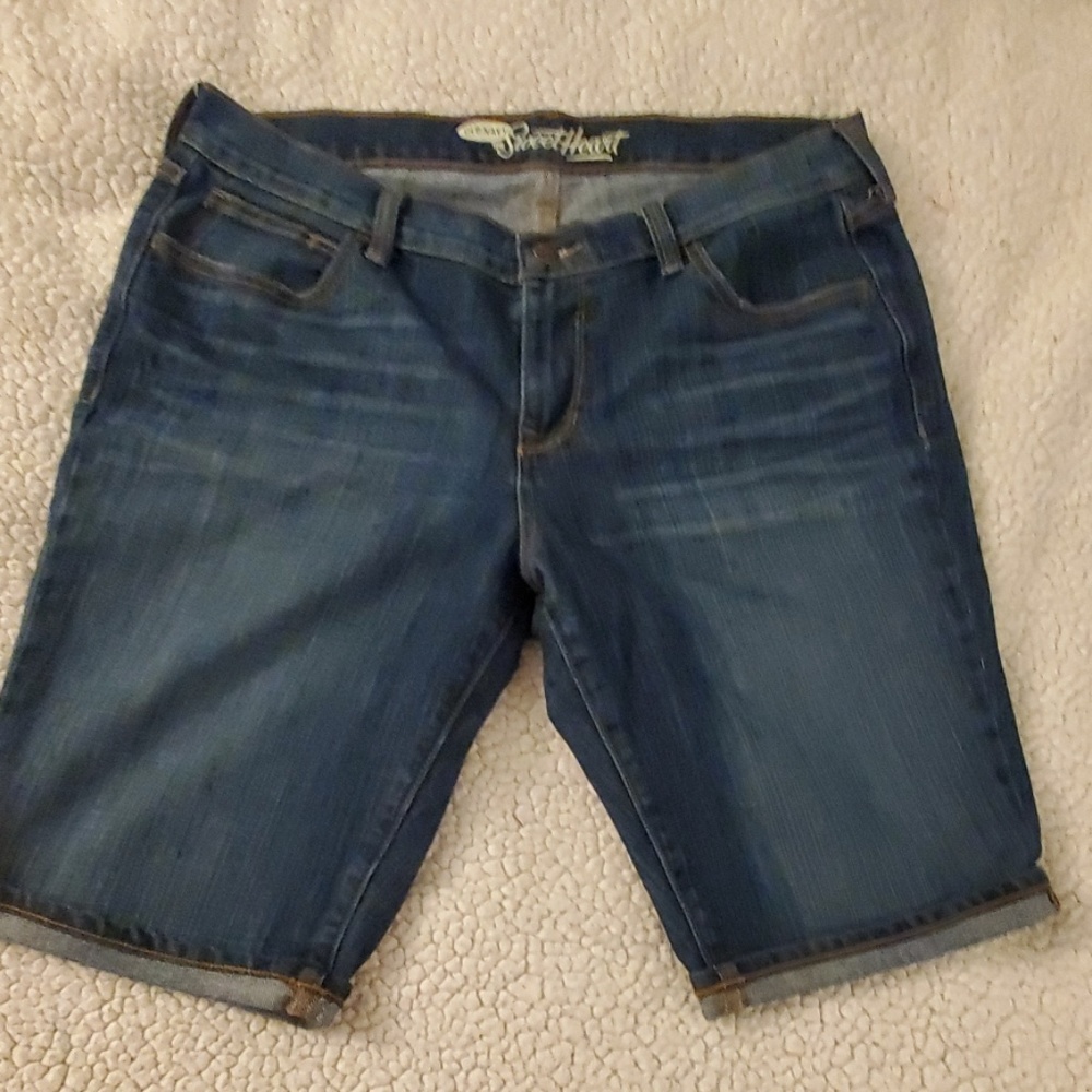 Old Navy Sweetheart Bermuda Shorts, size 12!